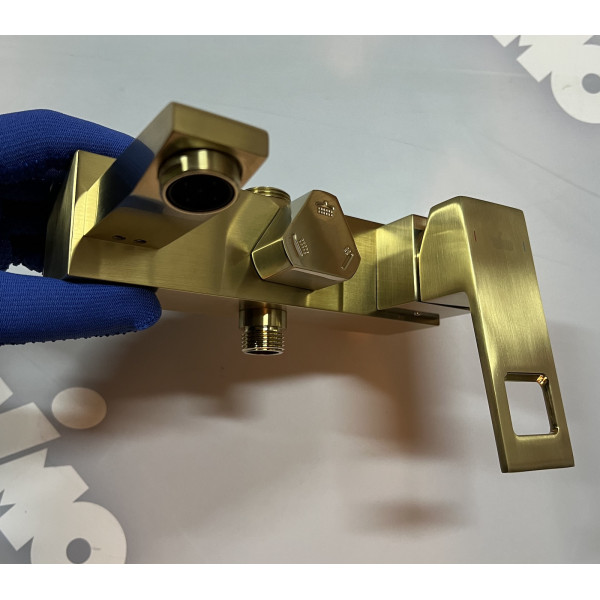 Душевая система Timo Briana золотая (SX-7130/17) Душевая система Timo Briana золотая (SX-7130/17)