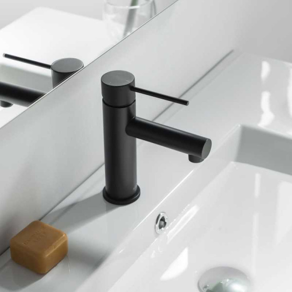 Смеситель для раковины Timo Saona черный, короткий излив (2361/03F) Смеситель для раковины Timo Saona черный, короткий излив (2361/03F)