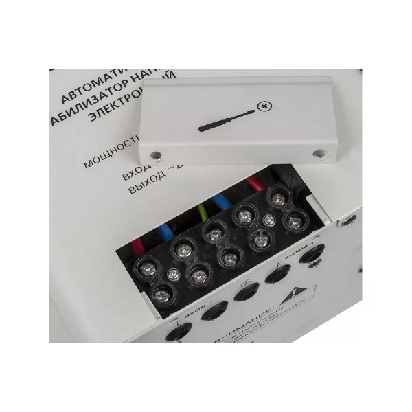 Стабилизатор напряжения Ресанта LUX АСН-8000Н/1-Ц (63/6/17)