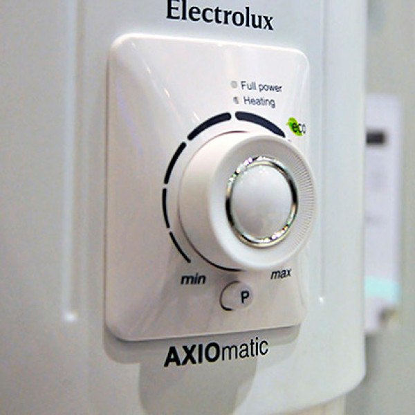 Водонагреватель накопительный Electrolux EWH 125 AXIOmatic (вертикальный)