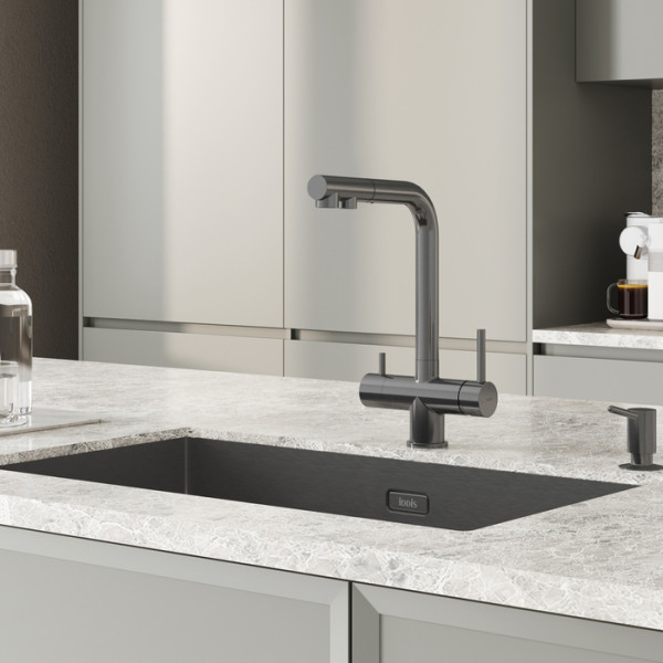 Смеситель для кухни Iddis Umbra с выдвижным изливом и каналом для фильтра графит (UMBGMPFi05)