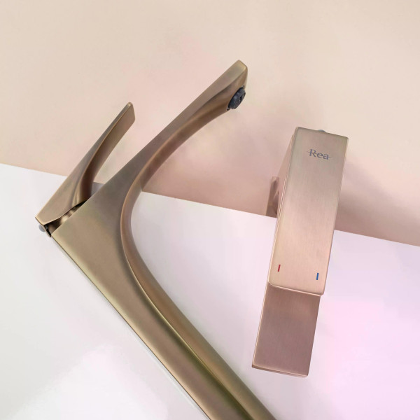 Смеситель для раковины Rea Joe золото матовое (REA-B8990) Смеситель для раковины Rea Joe золото матовое (REA-B8990)